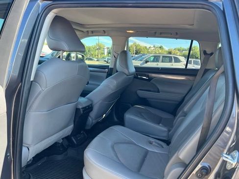 Used 2022 Toyota Highlander Platinum AWD/4WD image 31