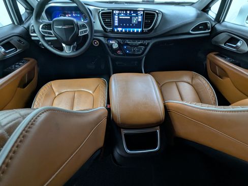Used 2024 Chrysler Pacifica Pinnacle FWD image 21