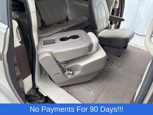 Used 2017 Chrysler Pacifica Touring-L image 40