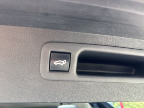 Used 2020 Toyota Highlander XLE AWD/4WD image 23