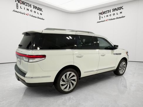 Used 2024 Lincoln Navigator Premiere AWD/4WD image 5