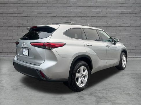 Used 2023 Toyota Highlander LE FWD image 7