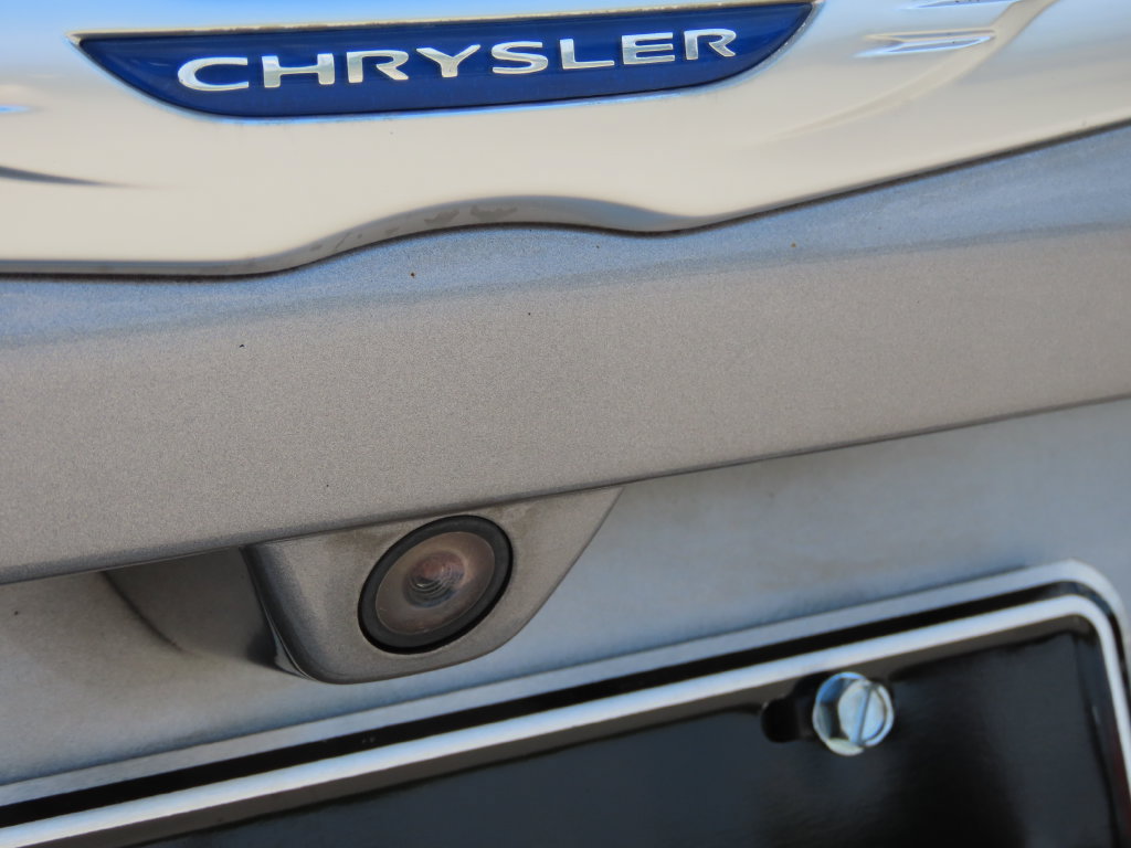 Used 2018 Chrysler Pacifica L FWD image 13