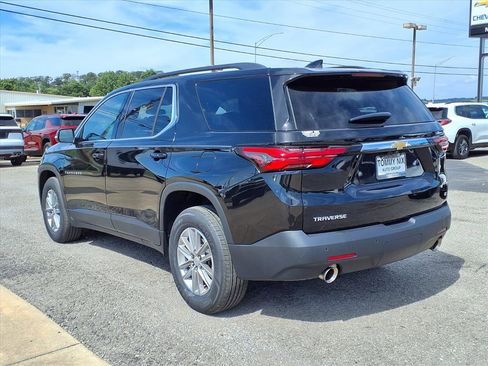 Used 2022 Chevrolet Traverse LT image 2