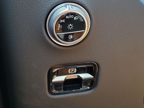 Used 2025 Mercedes-Benz GLC 350e 4MATIC image 29