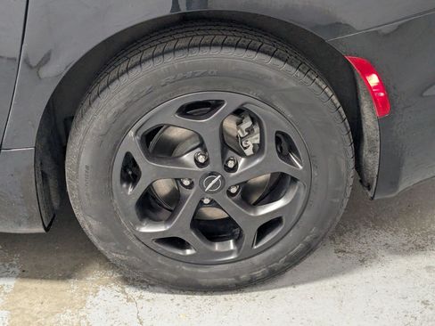 Certified 2023 Chrysler Pacifica Limited FWD image 26