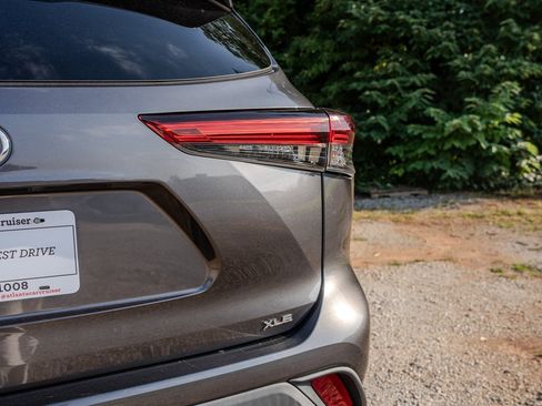 Used 2020 Toyota Highlander XLE FWD image 11