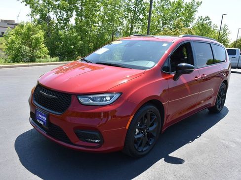 Certified 2025 Chrysler Pacifica Limited FWD image 8