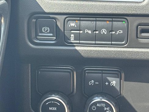 Used 2022 Chevrolet Suburban LT RWD image 6