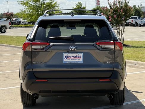 Used 2020 Toyota RAV4 LE FWD image 5