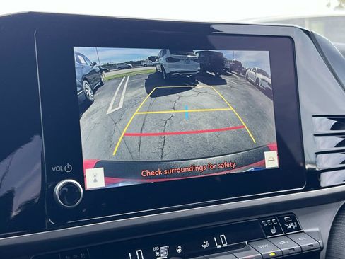 Used 2025 Toyota Camry SE w/ Convenience Package image 14