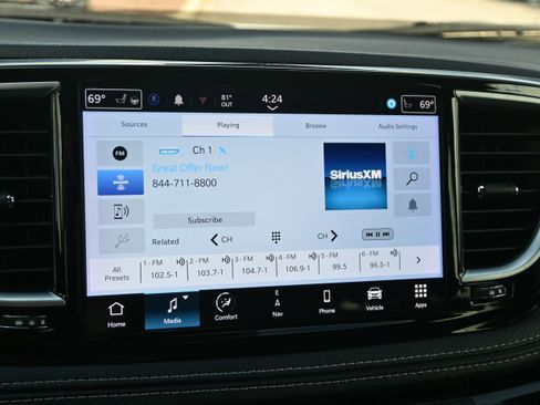 Used 2024 Chrysler Pacifica Limited w/ S Appearance Package FWD image 36