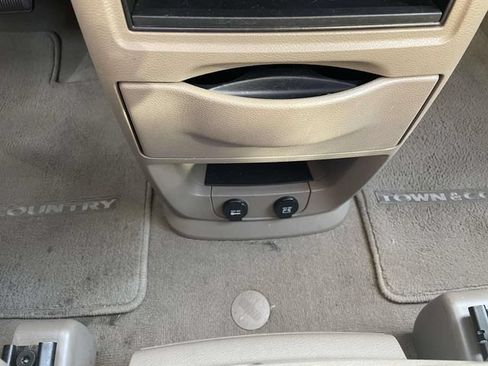 Used 2014 Chrysler Town & Country Touring FWD image 31