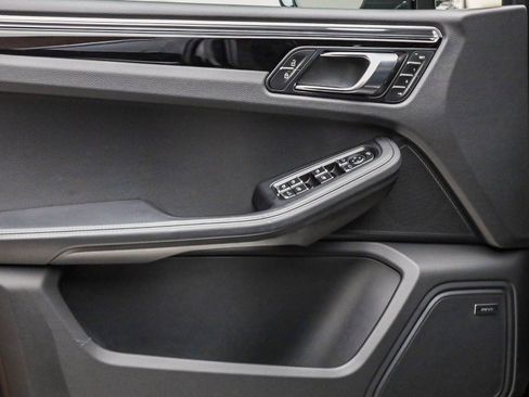 Certified 2025 Porsche Macan image 22