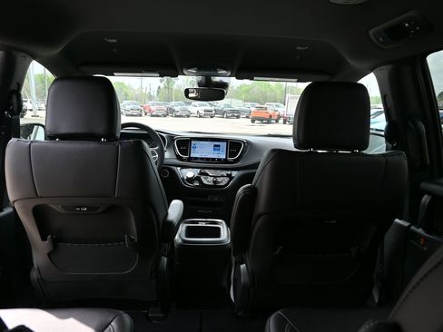 New 2026 Chrysler Pacifica Select image 18