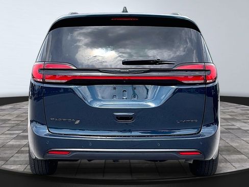 Used 2025 Chrysler Pacifica Limited FWD image 4