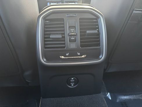 Certified 2025 Porsche Macan image 24