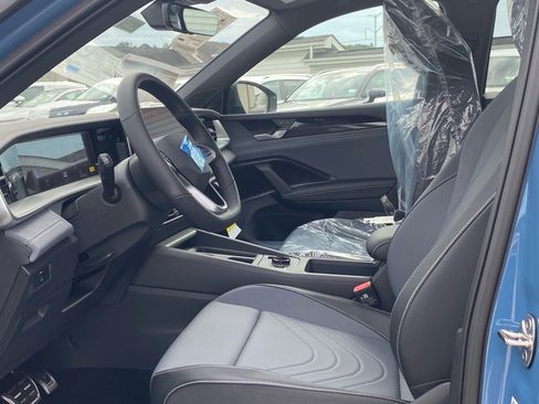 New 2025 Volkswagen Tiguan SE R-Line image 7