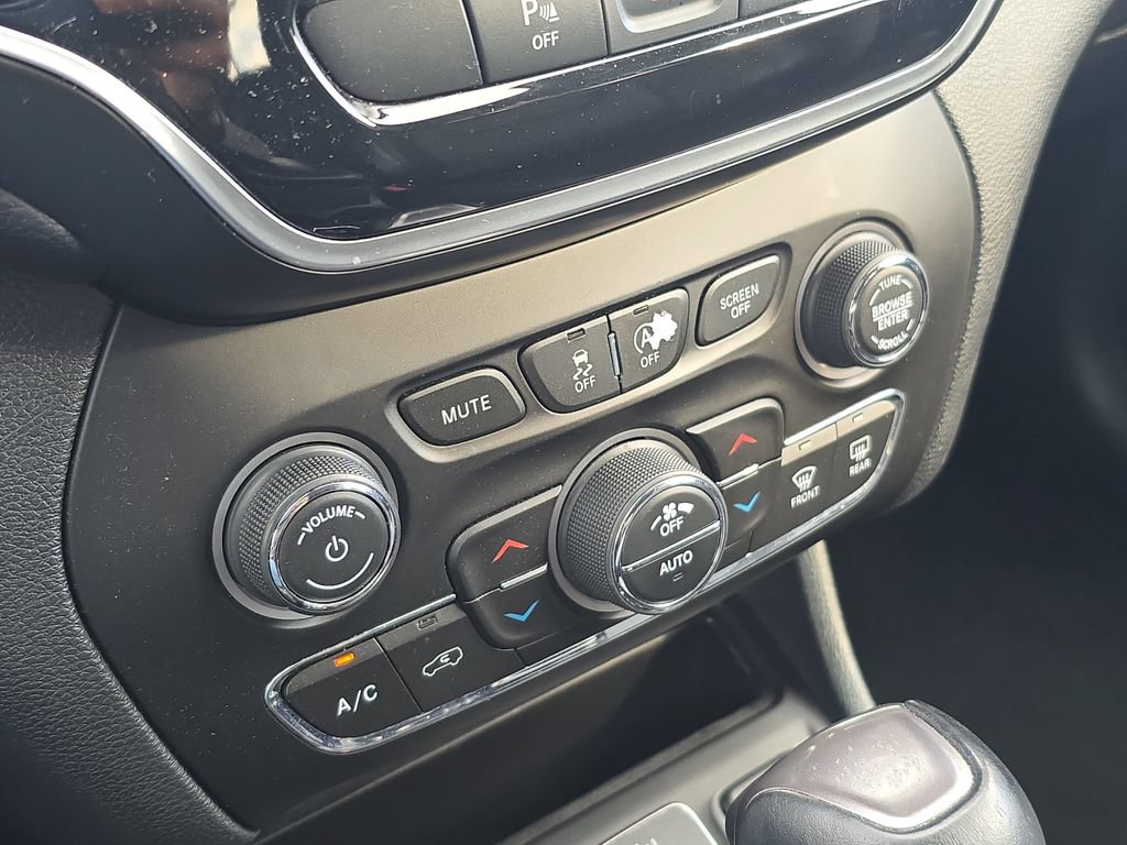 Used 2019 Jeep Cherokee Limited FWD image 29