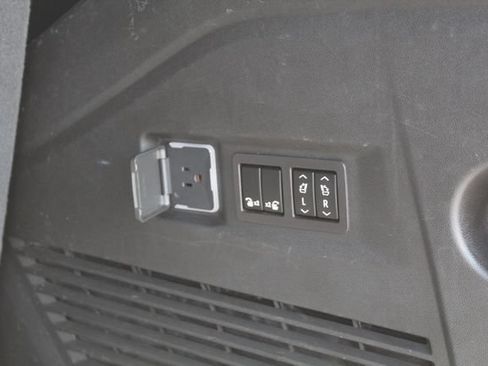 Used 2023 Chevrolet Tahoe Premier AWD/4WD image 7