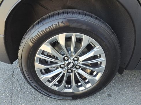 Used 2025 Cadillac XT4 Premium Luxury image 18