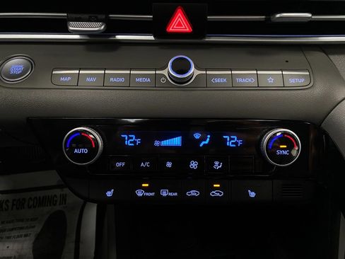 Certified 2025 Hyundai Elantra SEL image 25