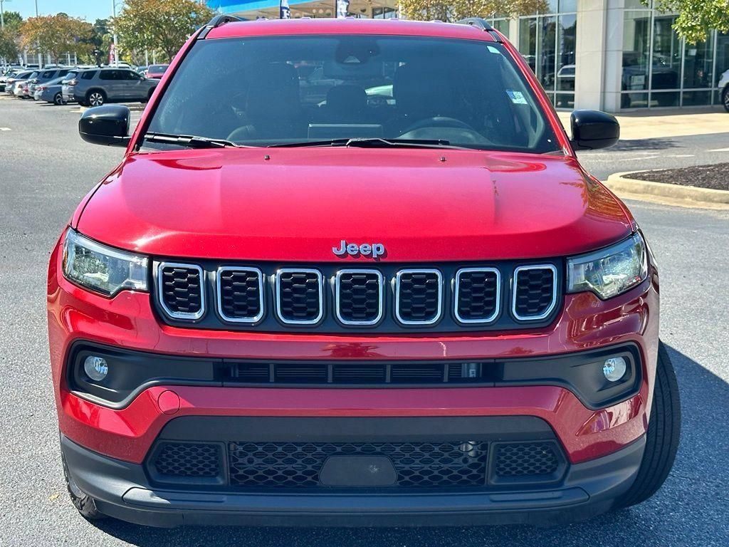 Used 2024 Jeep Compass Latitude AWD/4WD image 3