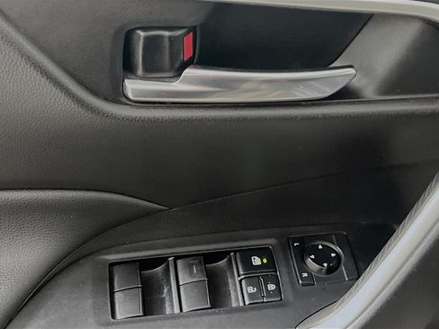 Used 2021 Toyota RAV4 XLE w/ Convenience Package FWD image 17