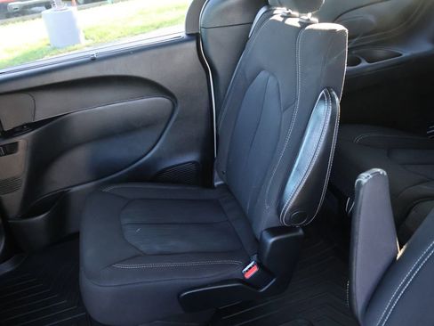 Used 2020 Chrysler Pacifica Touring w/ S Appearance Package image 13