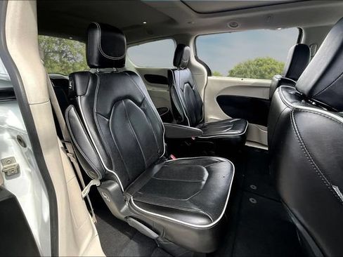 Used 2023 Chrysler Pacifica Limited FWD image 24