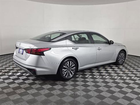 Used 2024 Nissan Altima 2.5 SV FWD image 3