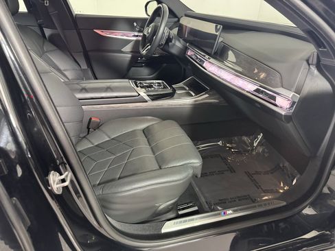 Used 2025 BMW 740i xDrive image 32