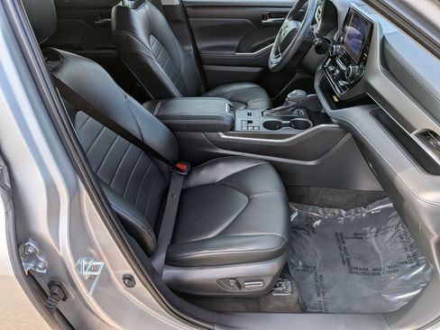 Used 2023 Toyota Highlander XLE AWD/4WD image 36