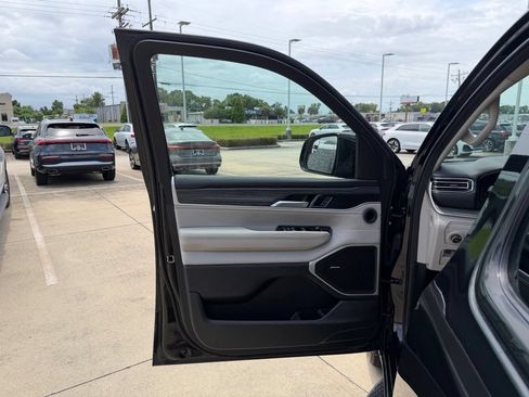 Used 2024 Jeep Wagoneer L Series II RWD image 11