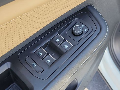 Used 2024 Volkswagen Atlas Cross Sport SE w/ Panoramic Sunroof Package FWD image 19