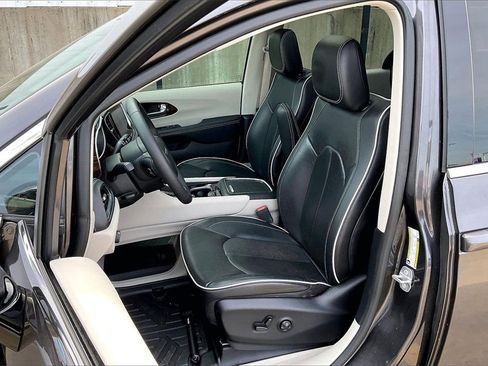 Used 2023 Chrysler Pacifica Limited image 25