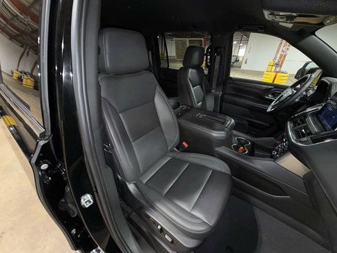 Used 2023 Chevrolet Suburban LT w/ Luxury Package image 16