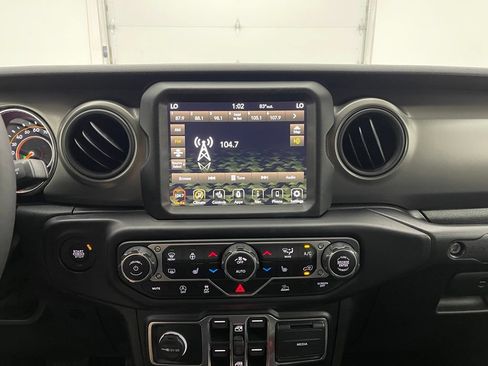 Used 2023 Jeep Gladiator Sport AWD/4WD image 23