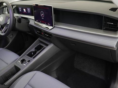 New 2026 Volkswagen Tiguan SE image 19