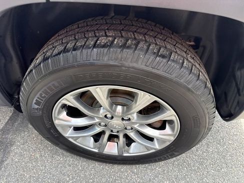 Used 2019 Jeep Cherokee Latitude Plus w/ Cold Weather Group AWD/4WD image 14
