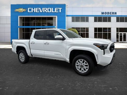 Used 2024 Toyota Tacoma SR5 AWD/4WD image 5