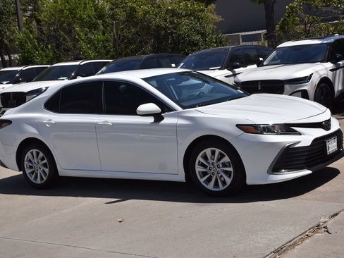Used 2022 Toyota Camry LE FWD image 5
