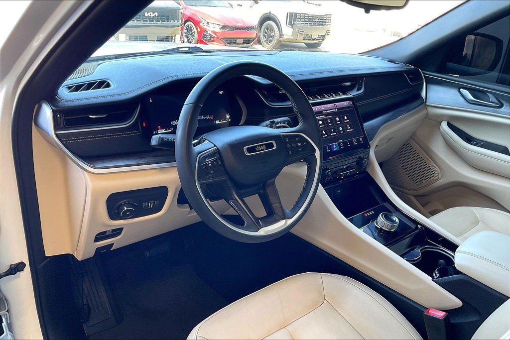 Used 2023 Jeep Grand Cherokee Limited w/ Black Appearance Package RWD image 14