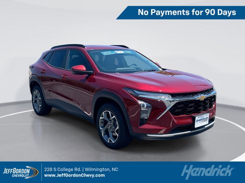 Used 2025 Chevrolet Trax LT w/ LT Convenience Package FWD image 1