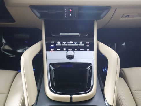 Used 2025 Porsche Cayenne image 20