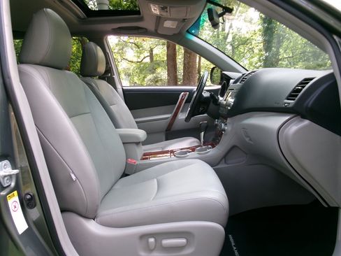 Used 2012 Toyota Highlander Limited w/ Tow Pkg FWD image 17