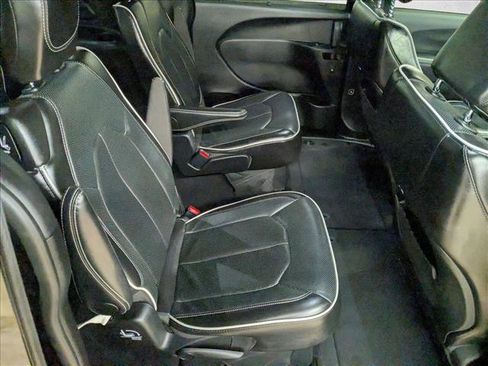 Used 2025 Chrysler Pacifica Limited image 24