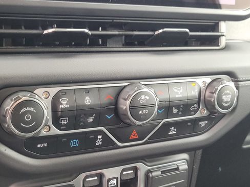 Used 2025 Jeep Wrangler Unlimited Sahara AWD/4WD image 19