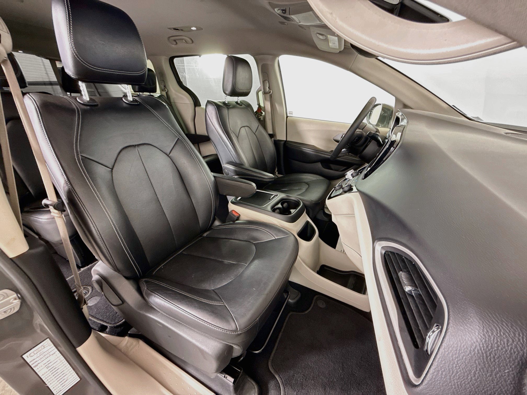 Used 2022 Chrysler Pacifica Touring-L FWD image 26