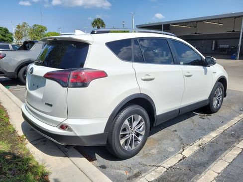 Used 2018 Toyota RAV4 LE Plus AWD/4WD image 4